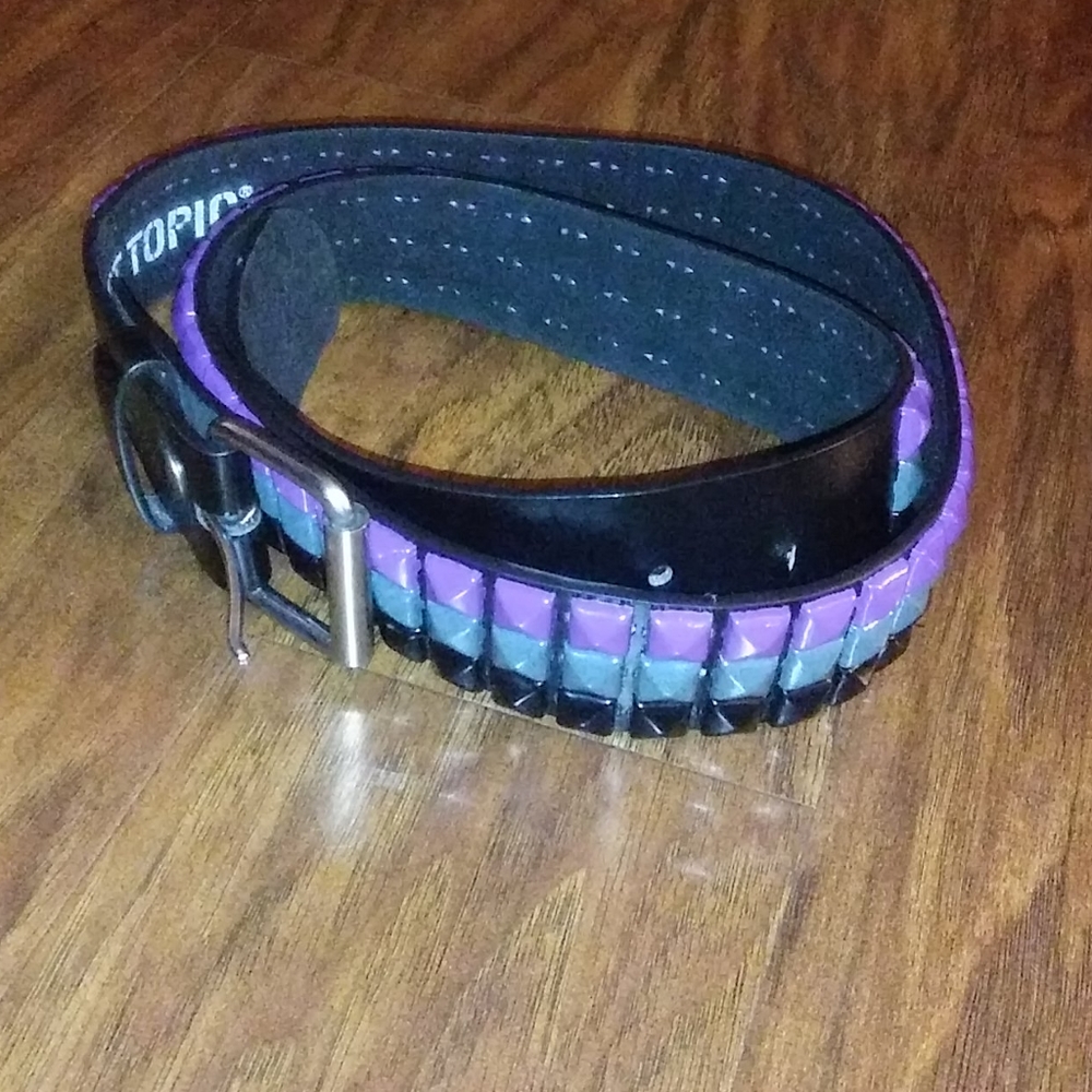 Pyramid stud belt